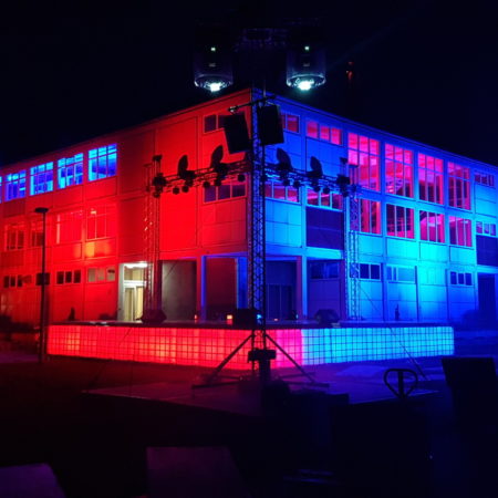 IBC led tanks als deel van  podium en decor blauw rood
