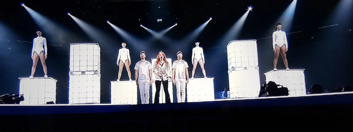 Led tanks als decor en dansblokken bij the voice of Holland